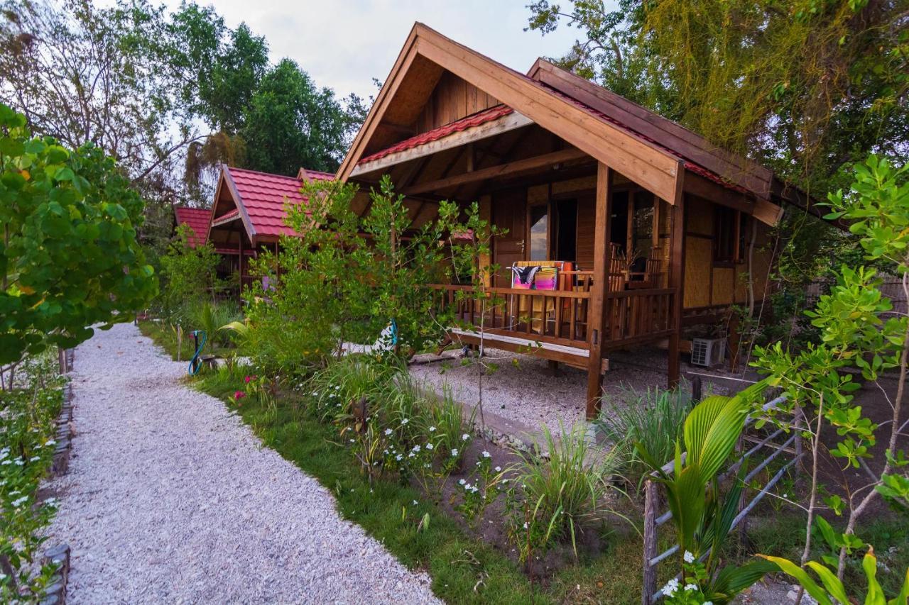 Maryan Moyo Bungalows & Resto Moyo Island Екстериор снимка